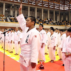 第32回近代柔道杯全国中学生大会、開会式。 選手宣誓は四元羅生選手(大蔵中学校)。