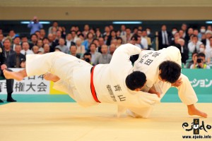 平成26年全日本柔道選手権二回戦、90kg級の吉田優也が、体重165キロの青山正次郎を片襟の右体落に仕留めて「一本」