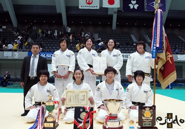 第69回全日本実業柔道団体対抗大会、女子第1部優勝のコマツ