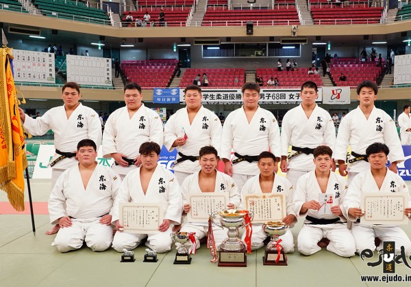 第68回全日本学生柔道優勝大会、優勝の東海大学。同大は4連覇、通算24度目の優勝。