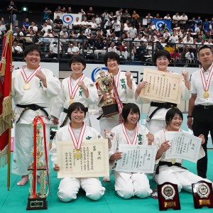第93回令和元年度金鷲旗高校柔道大会、女子優勝の富士学苑高。