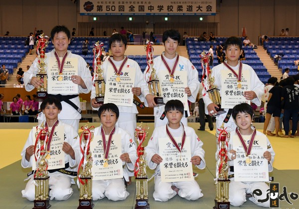 第50回全国中学校柔道大会、女子8階級の優勝者。 前列右から40kg級の白金未桜(兵庫・夙川中)、44kg級の宮木果乃(東京・修徳中)、48kg級の伊藤南風(兵庫・夙川中)、52kg級の横田ひかり(大阪・弥刀中)。後列右から57kg級の姥琳子(福岡・篠栗中)、63kg級の星野七虹(埼玉・東松山北中)、70kg級の大場桜萌(奈良・五條東中)、70kg超級の朝原寿天良(和歌山・箕島中)。