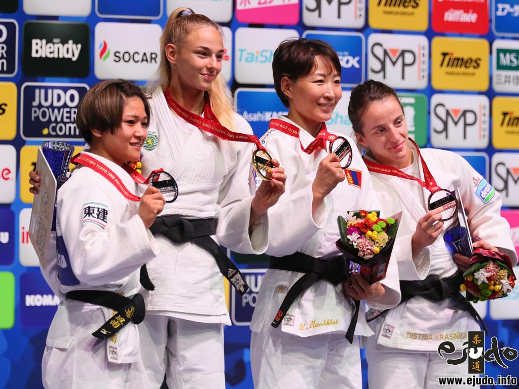 東京世界柔道選手権2019、女子48kg級メダリスト。左から2位の渡名喜風南、優勝のダリア・ビロディド、3位のムンフバット・ウランツェツェグとディストリア・クラスニキ。
