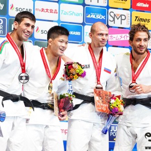 東京世界柔道選手権2019男子73kg級メダリスト、左から2位のルスタン・オルジョフ、3位のデニス・イアルツェフとヒダヤット・ヘイダロフ。