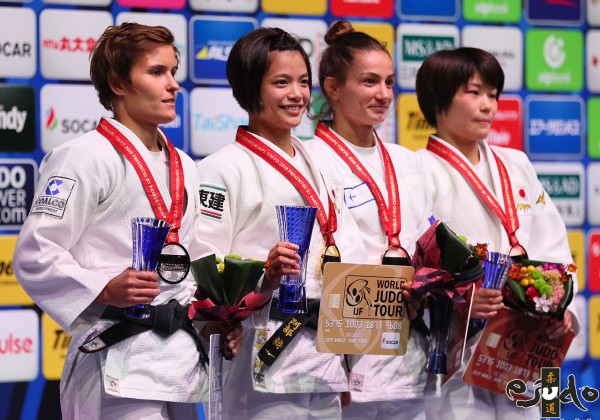 東京世界柔道選手権2019女子52kg級メダリスト。左から2位のナタリナ・クズティナ、優勝の阿部詩、第3位のマイリンダ・ケルメンディと志々目愛