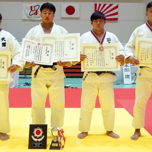 100kg超級入賞者。左から2位の中野寛太、優勝の木元拓人、第3位の久野壱虎とツェツェンツェンゲルオドフー。