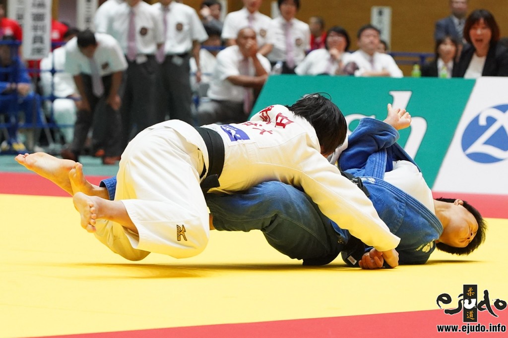52kg級準決勝、武田亮子が對馬みなみから大内刈「技有」