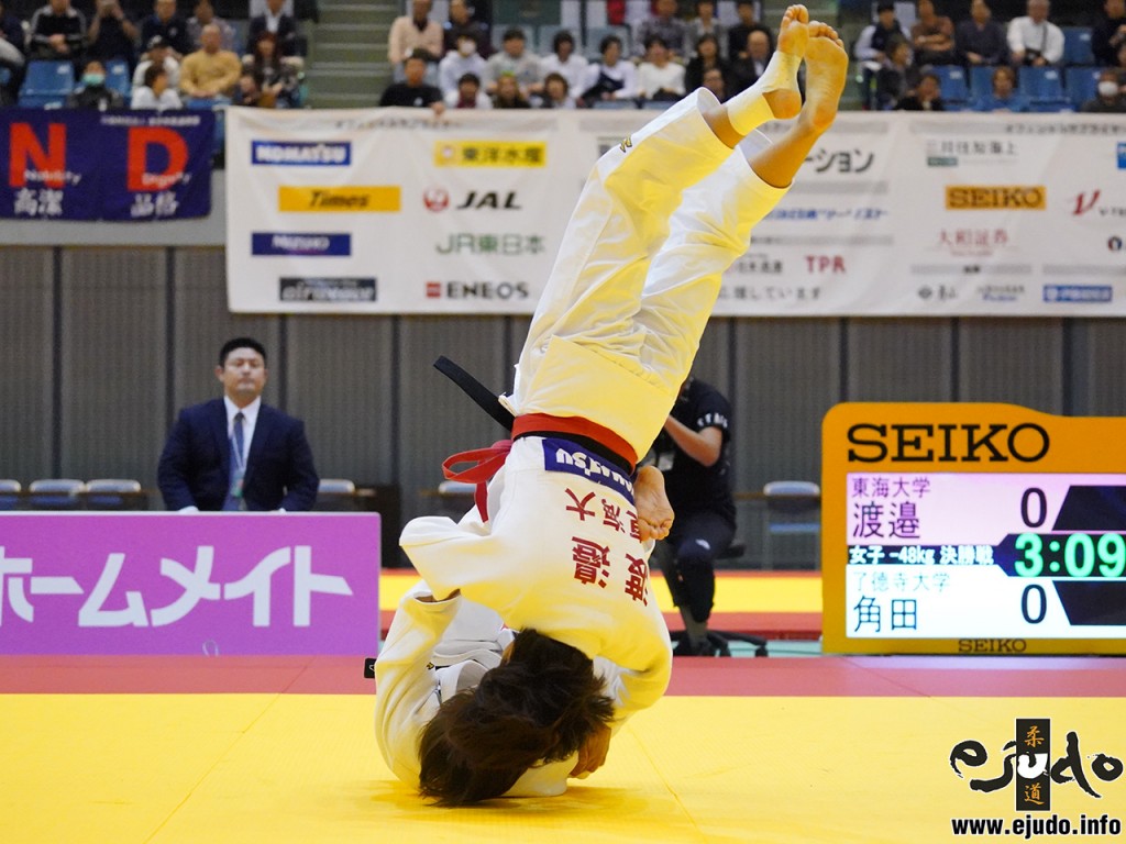 48kg級決勝、角田夏実が渡邉愛子から巴投でまず「技有」