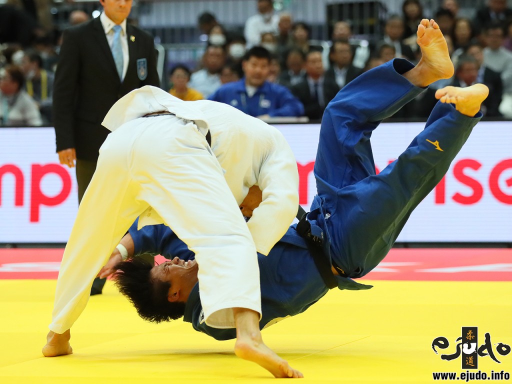 90kg級準々決勝、ガク・ドンハンがイ・ウォンヒばりの逆体落で向翔一郎から「一本」