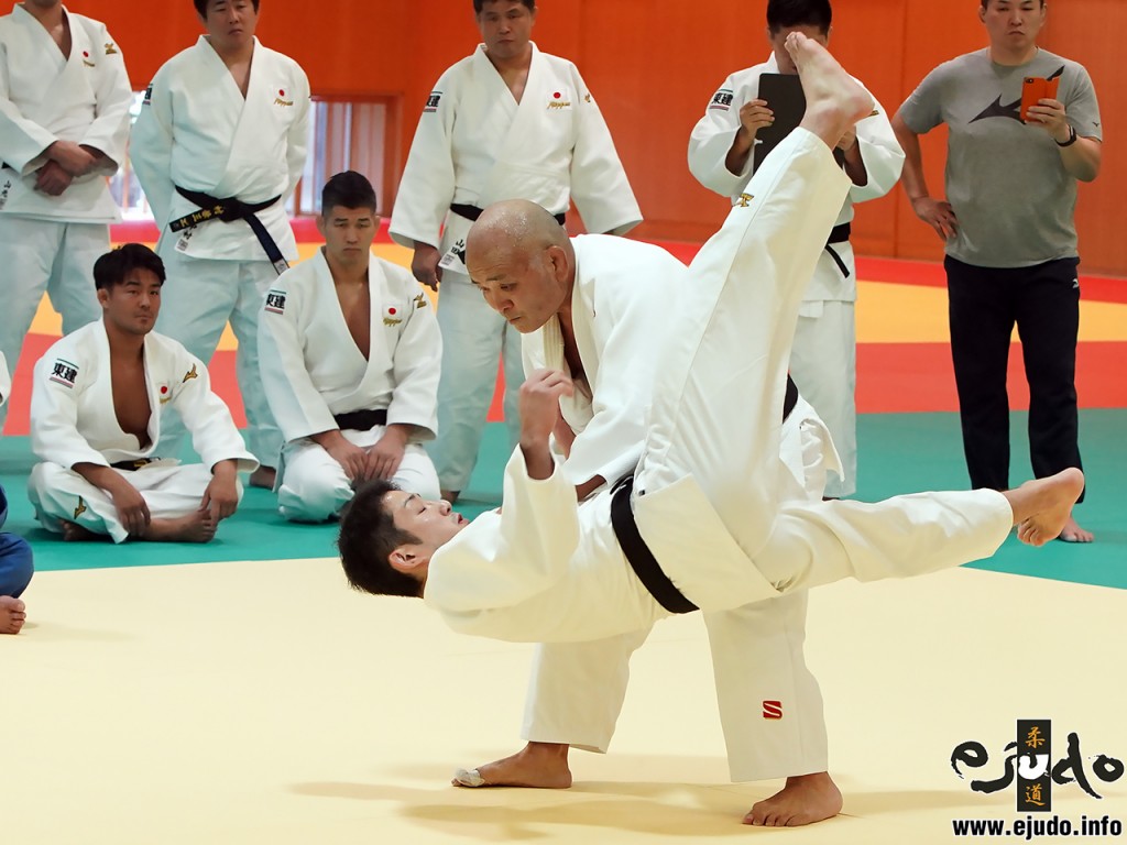 岡野功氏が全日本男子チームに特別講義。写真は相手の技を誘い、体を後に捌きながらの左体落。