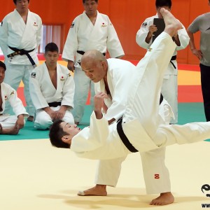 岡野功氏が全日本男子チームに特別講義。写真は相手の技を誘い、体を後に捌きながらの左体落。