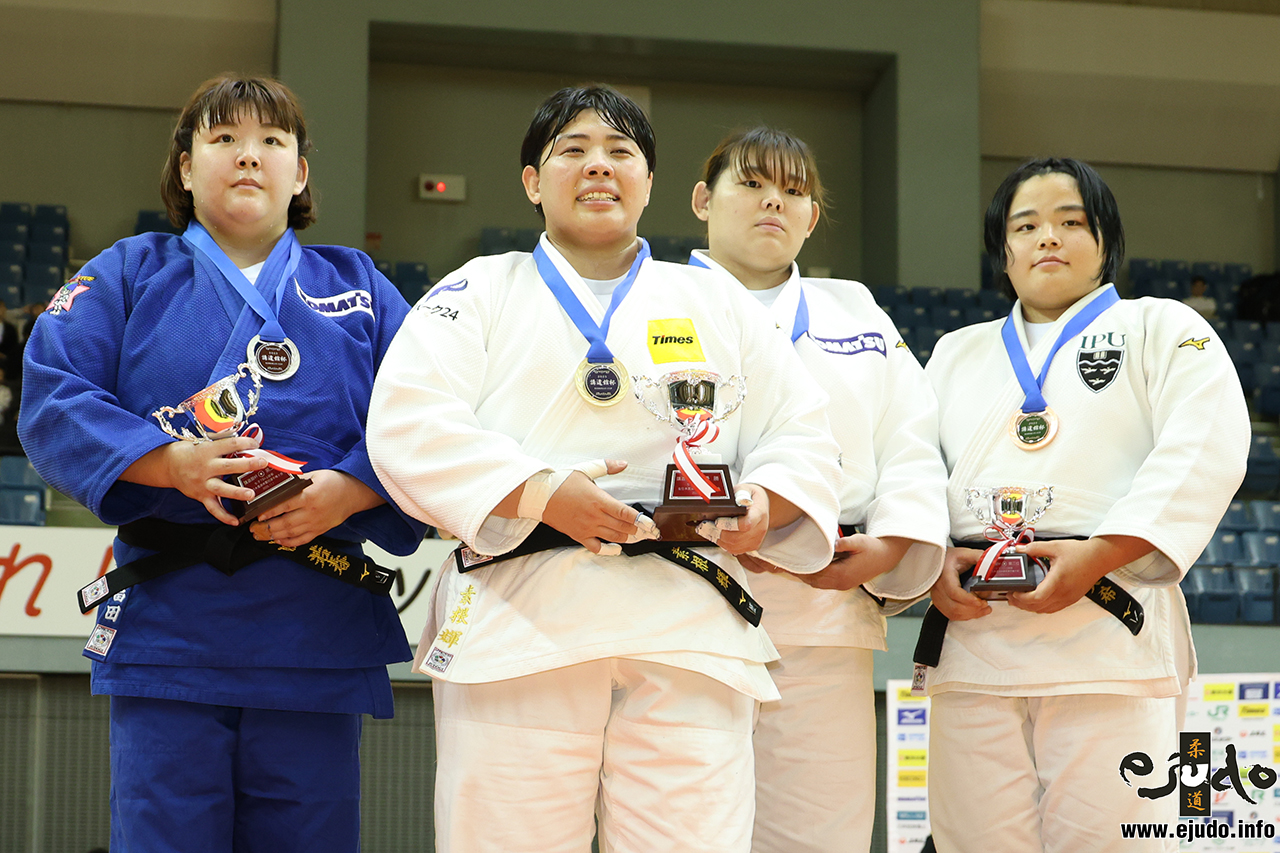 +78kg Medalists. From left, TOMITA, Wakaba, SONE, Akira, YONEKAWA, Akiho, MUKUNOKI, Miki.