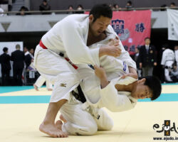 1回戦、中矢力が高橋和彦を攻める