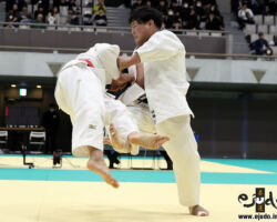 決勝、佐藤和哉が北野裕一から出足払「有効」
