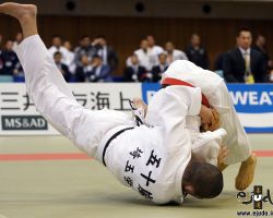 55kg級決勝、佐藤優磨が五十嵐雅人から左袖釣込腰で「技有」先制 55kg級決勝、佐藤優磨が五十嵐雅人から左袖釣込腰で「技有」先制