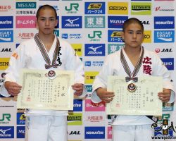 55kg級上位入賞者。左から準優勝の五十嵐雅人、優勝の佐藤優磨 55kg級上位入賞者。左から準優勝の五十嵐雅人、優勝の佐藤優磨