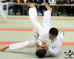 60kg級準決勝、辻岡慶次(大成高2年)が中島瑞貴(西日本短大附高2年)の右袖釣込腰を返して隅落「技有」