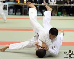 60kg級準決勝、辻岡慶次(大成高2年)が中島瑞貴(西日本短大附高2年)の右袖釣込腰を返して隅落「技有」 60kg級準決勝、辻岡慶次(大成高2年)が中島瑞貴(西日本短大附高2年)の右袖釣込腰を返して隅落「技有」