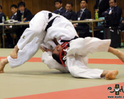 60kg級決勝、辻岡慶次(大成高2年)が高田顕矢(足立学園高2年)に左背負投を決め切って「技有