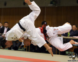 66kg級決勝。開始早々、福田大和(平田高1年)が自らも浮き上がる豪快な内股で会場を沸かせる。