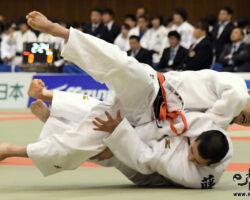 73kg級1回戦、小田桐美生(国士舘高2年)が藤井孝多(東海大山形高1年)から背負投で2つ目の「技有」