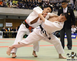 73kg級1回戦、伊藤栄都(四日市中央工高3年)が後藤颯太(習志野高1年)を攻める