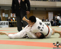 73kg級1回戦、後藤颯太(習志野高1年)が伊藤栄都(四日市中央工高3年)を「ホイジンハロール」からの崩袈裟固に抑え込んで一本勝ち