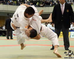 81kg級1回戦、大竹龍之介(大成高3年)が原凪人(埼玉栄高1年)を開始19秒の裏投「一本」に仕留める