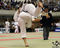 81kg級準決勝、大竹龍之介(大成高3年)が中矢琉斗(新田高2年)から「やぐら投げ」でまず「技有」
