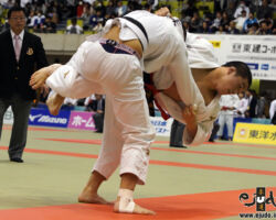 81kg級準決勝、大竹龍之介(大成高3年)が中矢琉斗(新田高2年)から内股で2つ目の「技有」