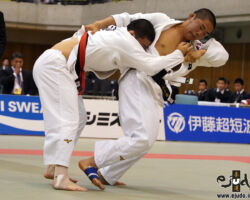 81kg級決勝、鎌田直人(高知高2年)が大竹龍之介(大成高3年)を釣腰で攻める