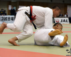 90kg級1回戦、戸高淳之介(延岡学園高2年)が平見陸(天理高1年)から送足払「一本」