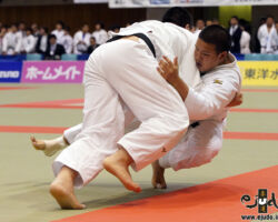 90kg超級準決勝、中村雄太(東海大仰星高2年)がグリーンカラニ海斗(日体大荏原高3年)から小外刈「技有」先制。