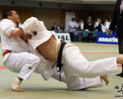90kg超級準決勝、グリーンカラニ海斗(日体大荏原高3年)が中村雄太(東海大仰星高2年)の右背負投を振り返して「技有」奪回。