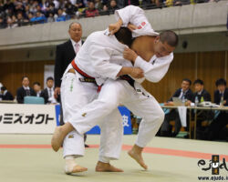 90kg超級決勝、菅原光輝(東海大相模高2年)が両襟の大外刈でグリーンカラニ海斗(日体大荏原高3年）を攻め込む