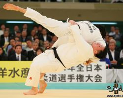 一回戦。前田宗哉が右大外刈、村上拓が抱き止めて裏投を狙う 一回戦。前田宗哉が右大外刈、村上拓が抱き止めて裏投を狙う