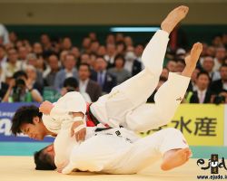 一回戦、村上拓が裏投、前田宗哉体捌き良くかわして横四方固に繋ぎ「一本」 一回戦、村上拓が裏投、前田宗哉体捌き良くかわして横四方固に繋ぎ「一本」