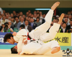 一回戦、村上拓が裏投、前田宗哉体捌き良くかわして横四方固に繋ぎ「一本」 一回戦、村上拓が裏投、前田宗哉体捌き良くかわして横四方固に繋ぎ「一本」