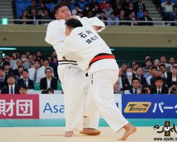 一回戦。石内裕貴が右小内刈、上川大樹思わずたたらを踏んで下がる 一回戦。石内裕貴が右小内刈、上川大樹思わずたたらを踏んで下がる
