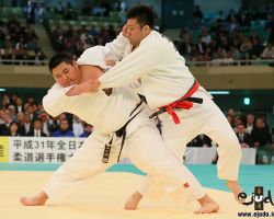 一回戦。徐々に落ち着きを取り戻した斉藤立が加藤大志を体落で攻める 一回戦。徐々に落ち着きを取り戻した斉藤立が加藤大志を体落で攻める