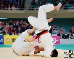 一回戦。北野裕一が得意の隅返、下和田翔平は辛くもかわして膝から着地。 一回戦。北野裕一が得意の隅返、下和田翔平は辛くもかわして膝から着地。