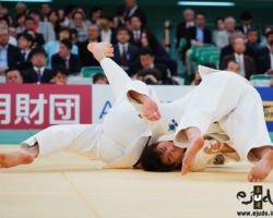一回戦。佐藤正大が右袖釣込腰から肩車に繋ぎ、藤本英謙から「一本」 一回戦。佐藤正大が右袖釣込腰から肩車に繋ぎ、藤本英謙から「一本」