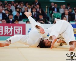 一回戦。佐藤正大が右袖釣込腰から肩車に繋ぎ、藤本英謙から「一本」 一回戦。佐藤正大が右袖釣込腰から肩車に繋ぎ、藤本英謙から「一本」