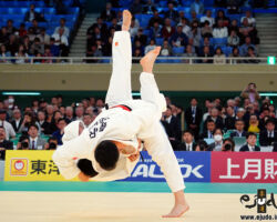 二回戦。原沢久喜が澤建志郎から内股「一本」