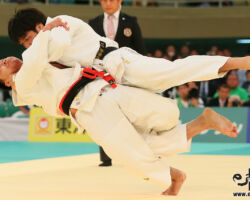 二回戦。前田宗哉が右小外掛、中村剛教が崩れながらも裏投で応じる。