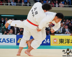 二回戦、太田彪雅が石内裕貴のクロス組み手に合わせて一気に体を寄せ、移腰「有効」
