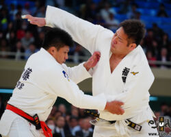 二回戦、加藤博剛が練れた組み手で上林山裕馬に対峙