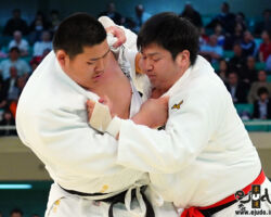 二回戦、左右のある黒岩貴信に対して斉藤立は両襟の組み手を選択。その技を封殺する。