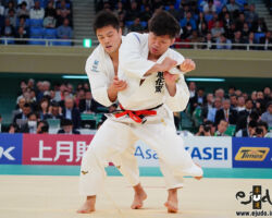 二回戦、垣田恭兵が下和田翔を相手に両手で左袖を掴んでの左背負投を見せる