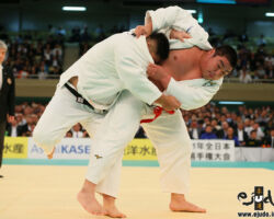 二回戦。王子谷剛志は両襟を掴んで圧力、中野寛太は前進することで状況の打開を図る